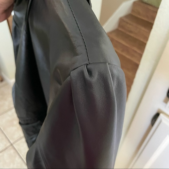 XL women’s black leather jacket with beautiful, detailed trim - Picture 11 of 16